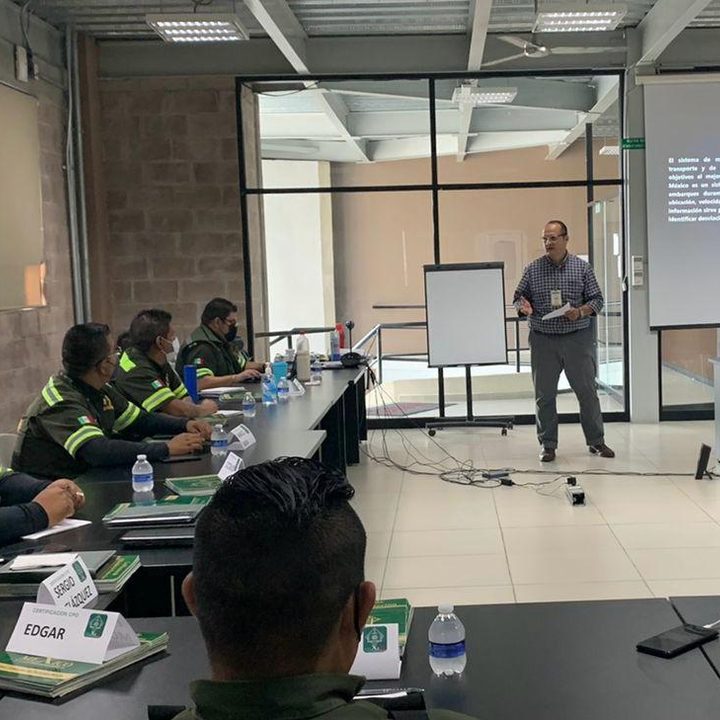 Capacitación de un equipo en una sala de trabajo