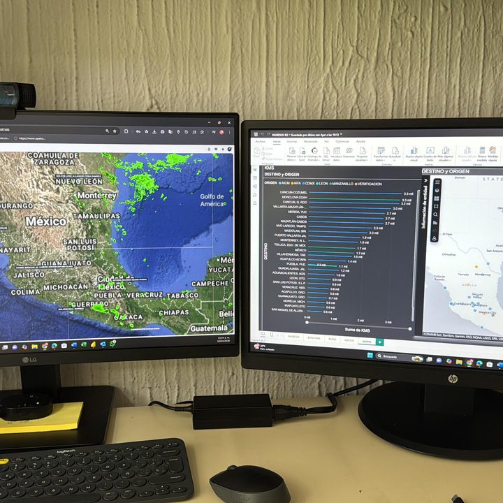 Estación de monitoreo con mapas y datos operativos