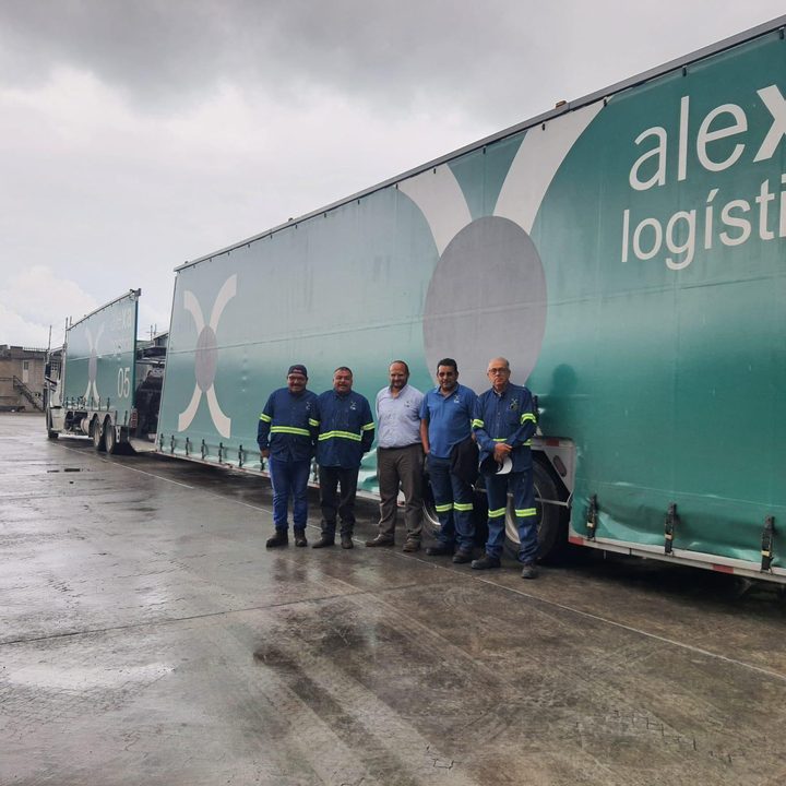 Equipo de trabajo junto a unidades de transporte