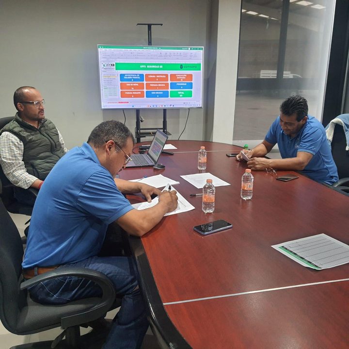 Reunión de trabajo con herramientas digitales