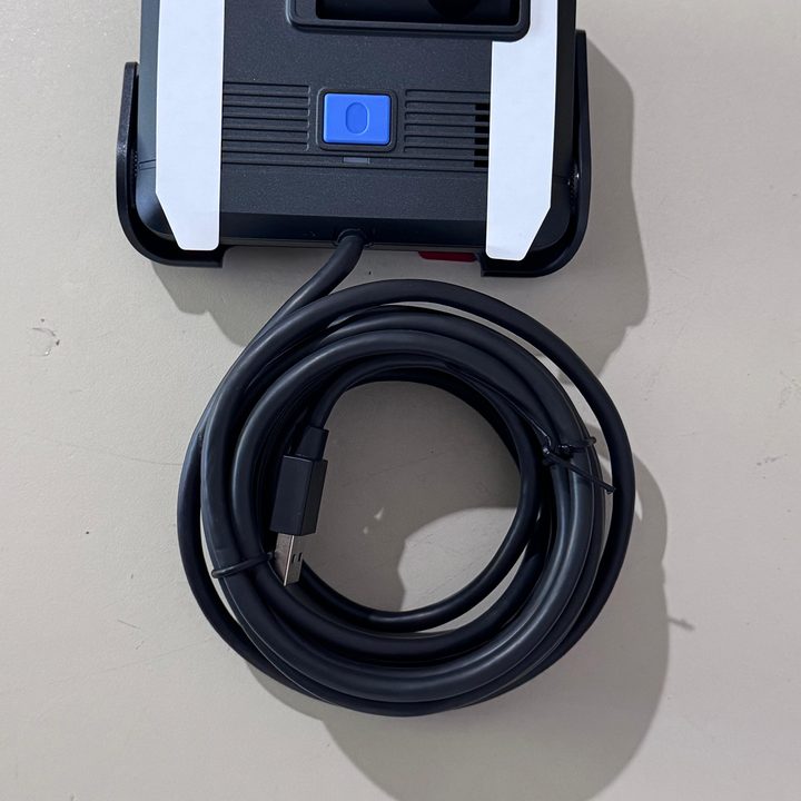 Equipo tecnológico con cable de conexión