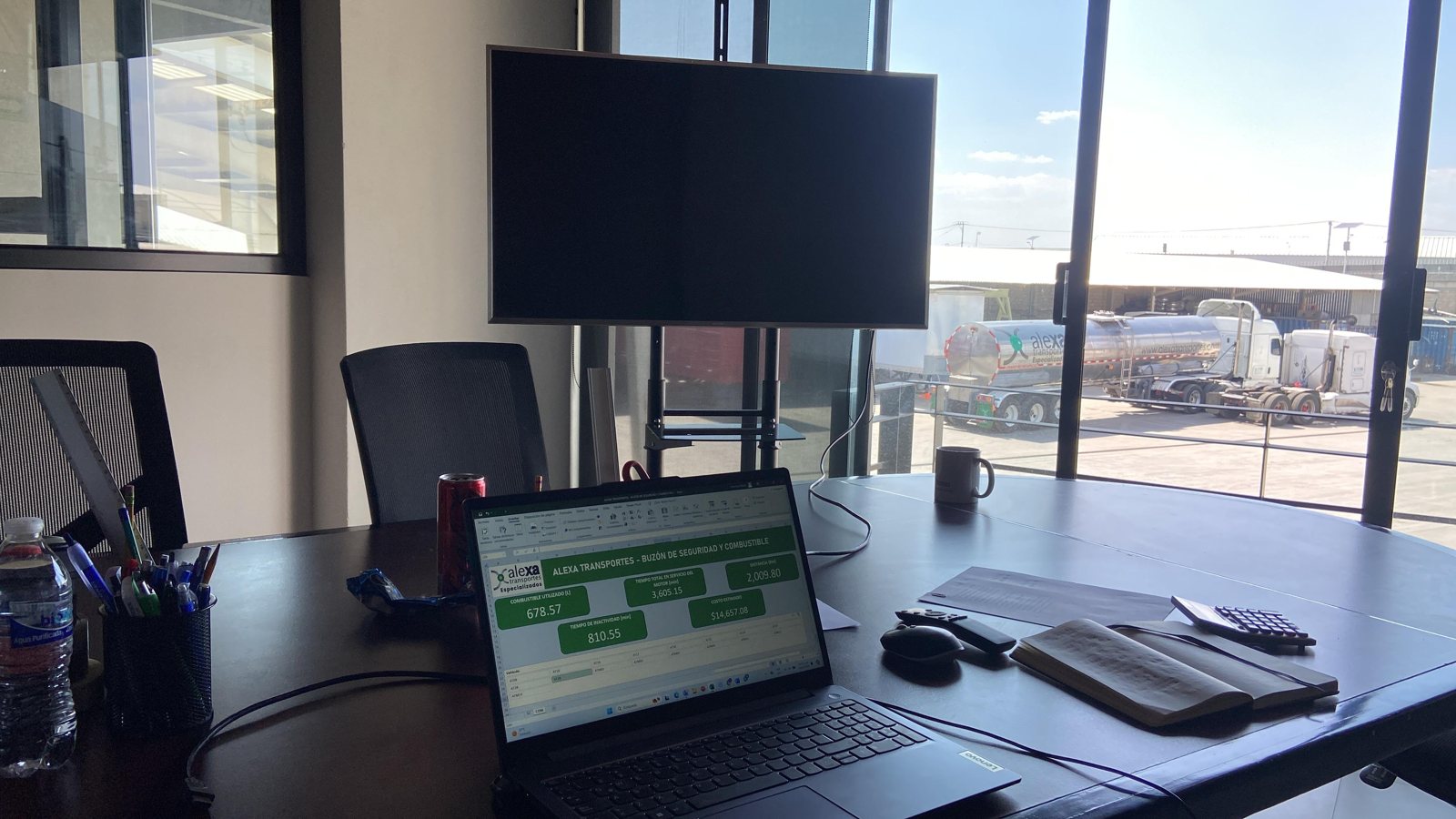 Estación de trabajo con sistemas de monitoreo utilizados en una operación